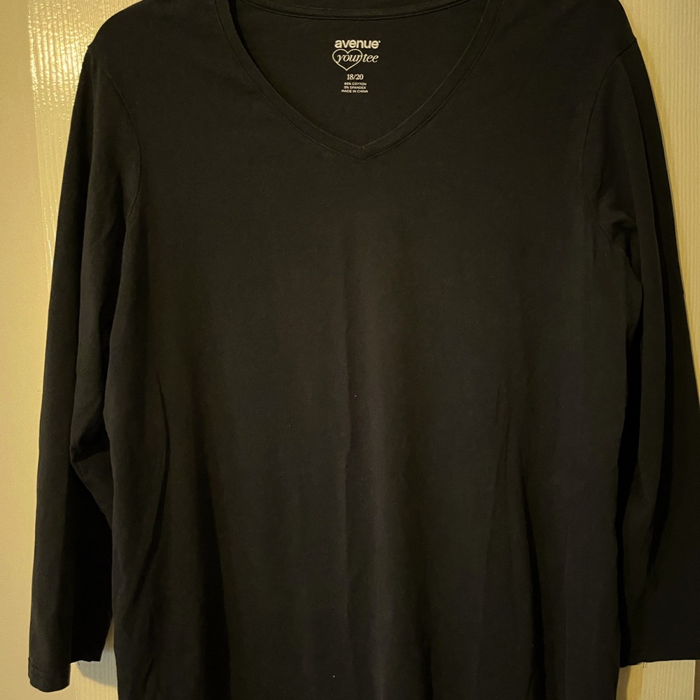 AVENUE Long sleeve v-neck cotton tshirt